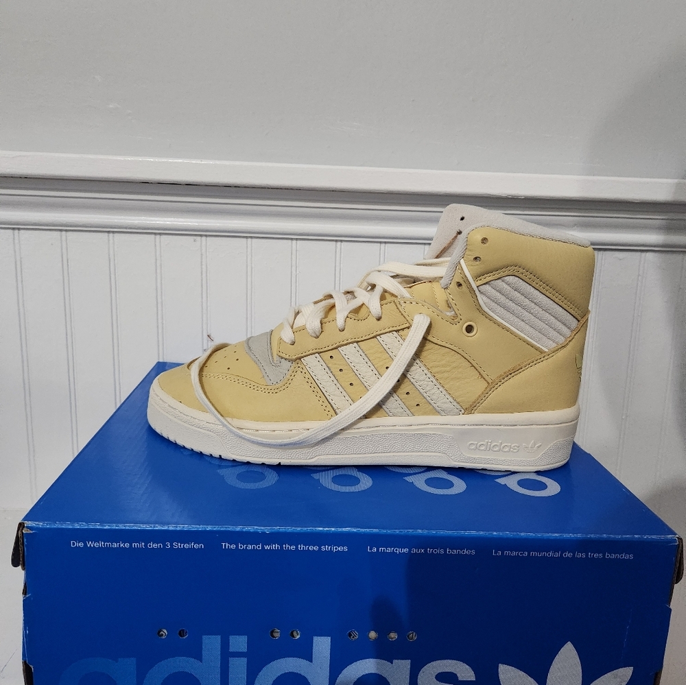 Addidas Womens Rivalry Hightops Yello Size 9
